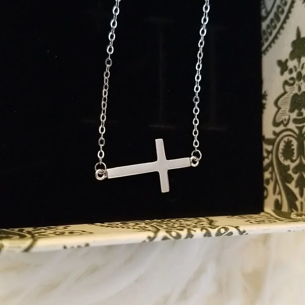 ❤ Silver tone cross necklace